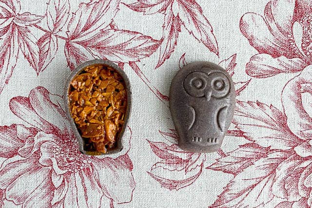 鹿児島の伝統食材芋飴を使った和洋折衷の縁起菓子「フクロウのフロランタン」