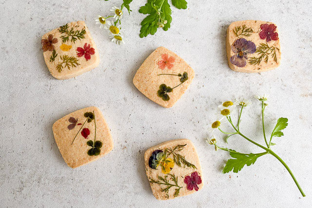 退職時のプチギフトに人気のエディブルフラワークッキー1