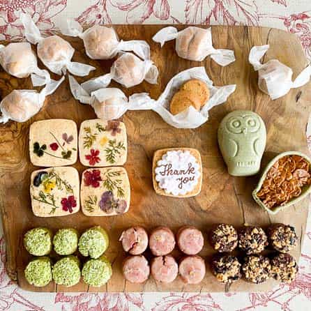 予算3000円台アイシングクッキーが入った焼き菓子詰め合わせ