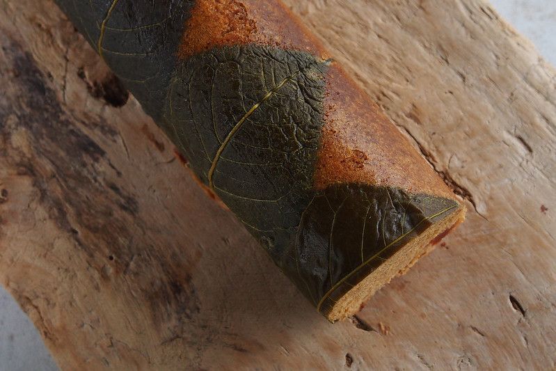 鹿児島ふくれ菓子「サンボ」。黒糖味のふんわり蒸し生地に、塩漬けした桜の葉をまとわせたネオ郷土菓子。通販や贈答・お土産に人気。