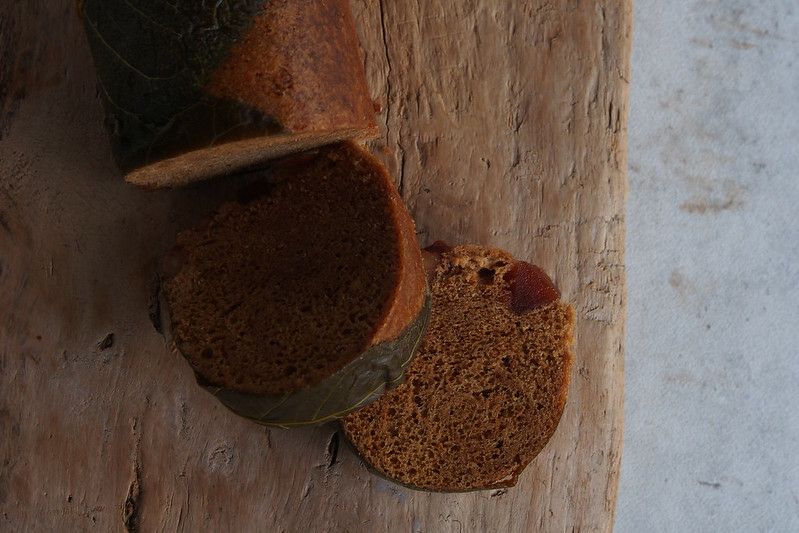 鹿児島伝統ふくれ菓子「サンボ」の断面。黒糖風味のしっとりふんわり生地。優しく懐かしい香りが広がる通販・贈答向け蒸し菓子。