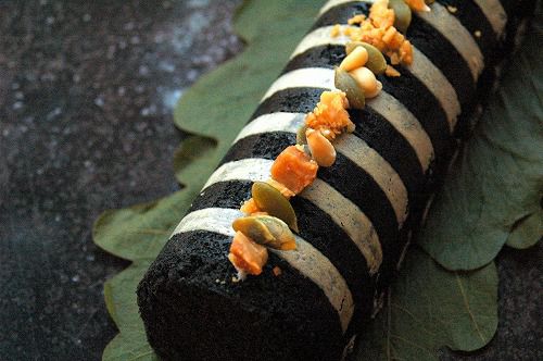 鹿児島の特産素材を使ったスイーツ。白黒のストライプ模様が美しいふくれ菓子に、ナッツがトッピングされている
