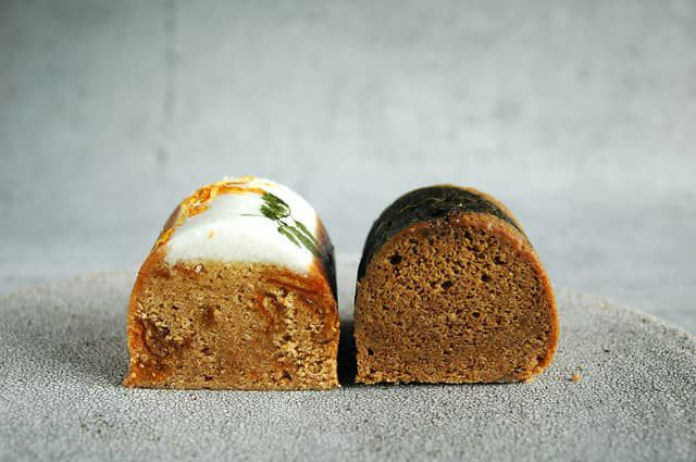 サンボ（黒糖味）のしっとり断面。真っ白な軽羹と桜島小みかんを混ぜたふくれ生地の二層が特徴の「コミカン」の断面。色味と香りの魅力が伝わる詰め合わせです。