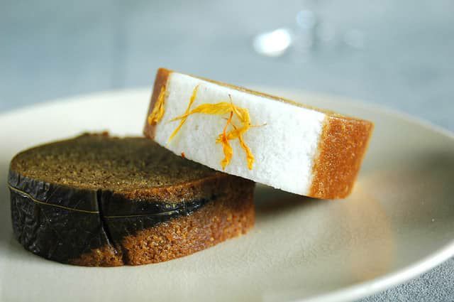 小皿に盛られた鹿児島ふくれ菓子2種。黒糖の深みと桜島小みかんの爽やかさを併せ持つDuo Aセット。おうちカフェやギフトに最適。