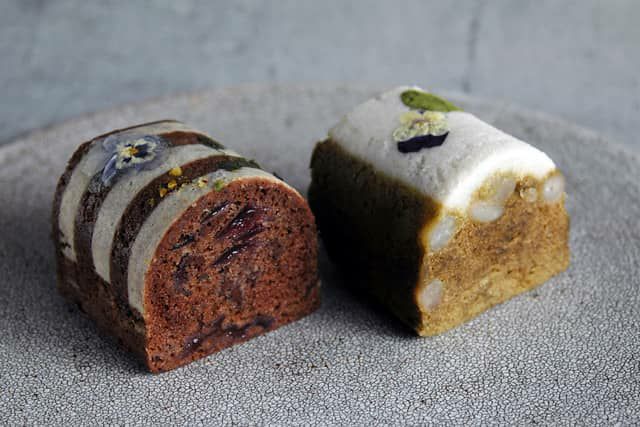鹿児島ふくれ菓子DuoB。緑茶色のKirishimaと濃いココア色のPeche mignonが並び、お花の飾り付きの断面が見えるギフト向けミニ2種セット