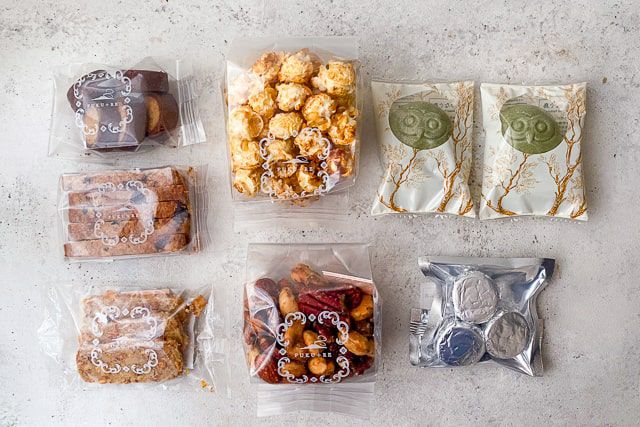 父の日にぴったりな鹿児島の詰め合わせギフト。フクロウのフロランタン、鰹節ポップコーンなどの焼き菓子が個包装で並んでいる