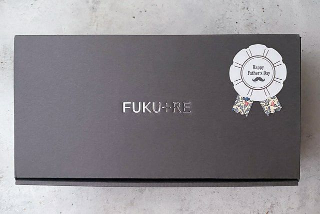 父の日用のロゼットシールが貼られた、FUKU+REの黒いギフトボックスの外観