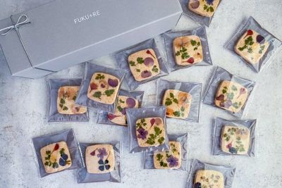 花束のようなお花やハーブを使ったお菓子の詰め合わせ Fuku Re スイーツギフト