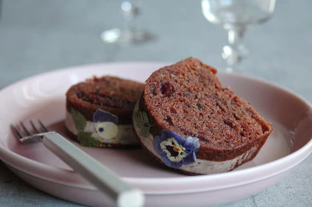 小皿に盛られた「Peche mignon」。ココア色のふくれ生地に、エディブルフラワーとハーブを飾りアクセント。ギフトやおうちカフェに映えるおしゃれスイーツ。