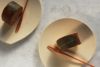 小皿に盛った鹿児島ふくれ菓子「サンボ」。桜の葉に包まれた黒糖味のふくれ生地から、優しく懐かしい香りが漂うお取り寄せスイーツ。