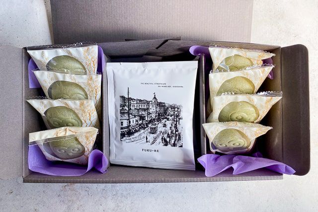 FUKU+RE(フクレ)のドリップコーヒー5袋と、フクロウ型のフロランタン8個が詰め合わせになったギフトボックス。紫色の包装紙がアクセントになっており、贈り物にぴったりな上品なパッケージ